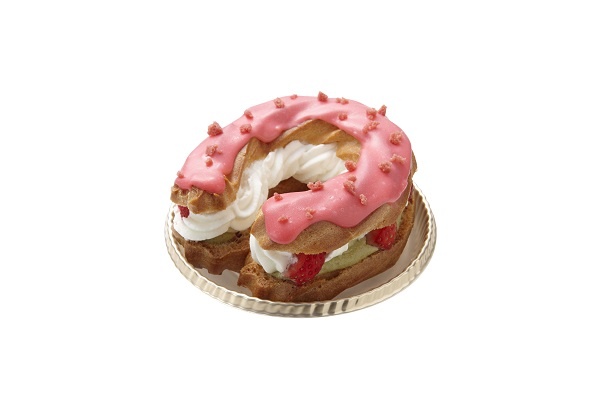 馬蹄型の「ホースシュークリーム」(540円)。こちらはフレーズピスタチオのシュー