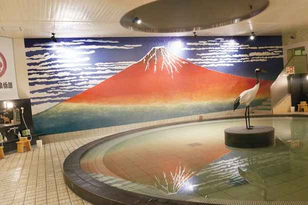 【写真を見る】大浴場では、壁一面に堂々とした赤い富士山が描かれた「鶴の湯」も見逃せない/大江戸温泉物語 箕面温泉 スパーガーデン
