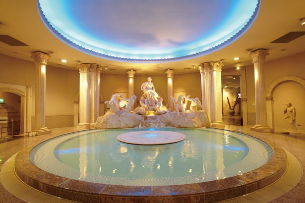 トレビの泉をイメージした古代ローマ様式の大浴場/スパワールド 世界の大温泉