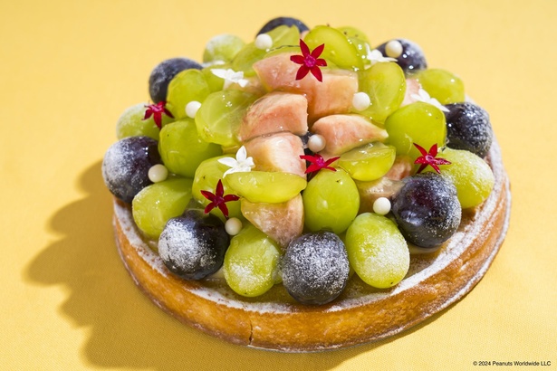 夏に旬を迎えるフルーツをたっぷりと冠した「桃とマスカットのタルト」