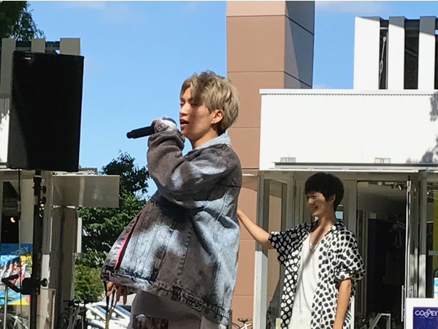 パフォーマーの福本有希。ナイスなツッコミが光る！