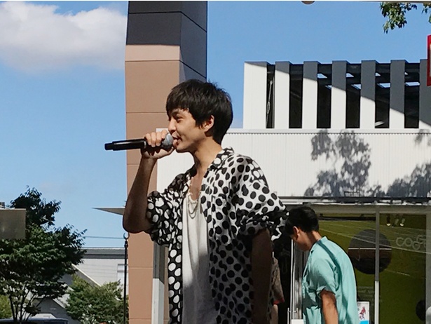 「横浜大好き！」とアピール。メインボーカルの黒川ティム