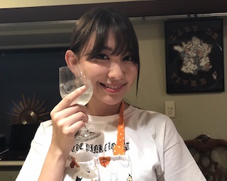 「日曜日の」小嶋陽菜、「LINE LIVE」でお酒を飲みつつのんびりトーク