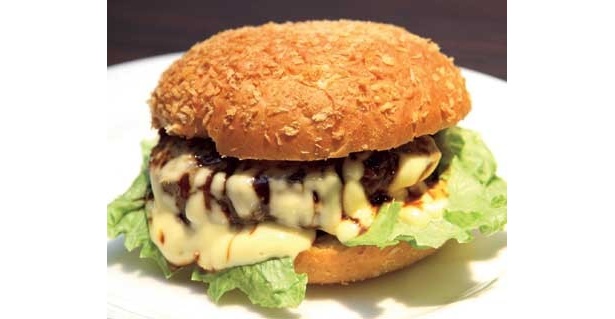 「カレーハウスCoCo壱番屋　中区矢場町店」（名古屋市中区）のみで食べられる超レアな「ココ矢バーガー」（350円）。まかないから生まれたバーガーだ