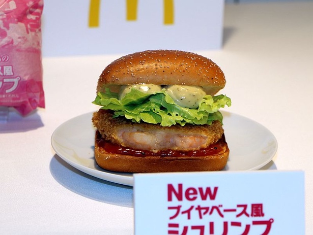 シーフードの旨みをたっぷりと味わえるバーガー「ブイヤベース風シュリンプ」。プリプリ食感が楽しめる