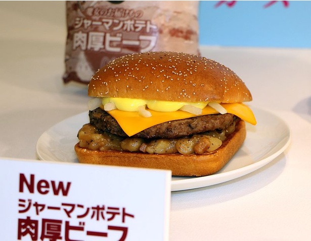 ジューシーで肉厚な100%ビーフパティと、ゴロゴロ食感のジャーマンポテトフィリングが特徴の「ジャーマンポテト肉厚ビーフ」