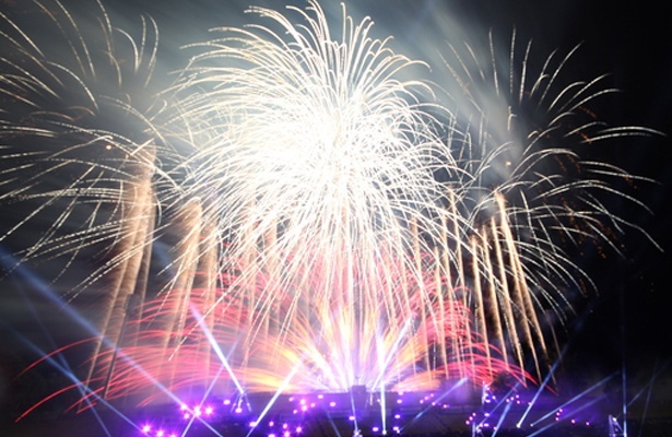 音楽や照明、炎が融合した演出と2万2000発の花火は見どころ満載！