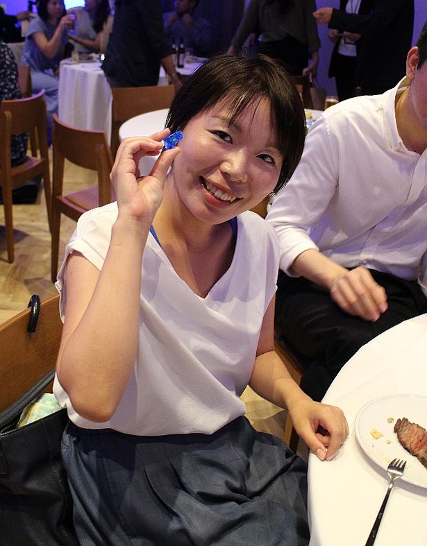 抽選箱から青色の玉を引き当てた参加者