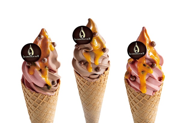 アッシュ チョコレート ワールドの「ソフトクリーム」(左からミックス、カカオブランコ、あまおう、各791円)