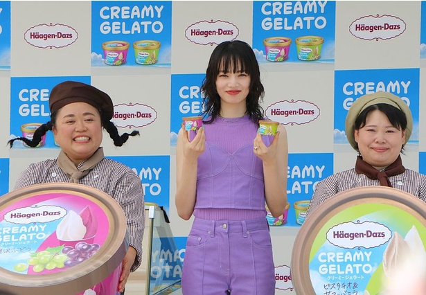 ハーゲンダッツ「クリーミー ジェラート」新商品を “ねり食べ”した小松菜奈＆ニッチェ