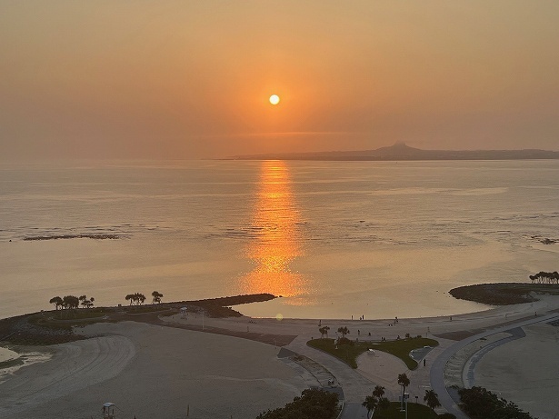 客室の窓から見える夕陽の美しさに感動