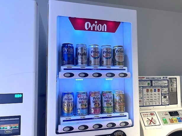 オリオンビールのアルコール商品が並ぶ自販機