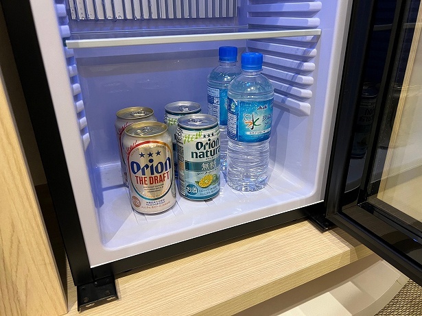 冷蔵庫の中のビールやチューハイも無料で飲める