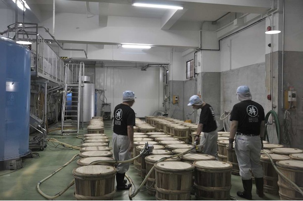 ファクトリーでは日本酒の樽詰の様子もガラス越しで見学できる
