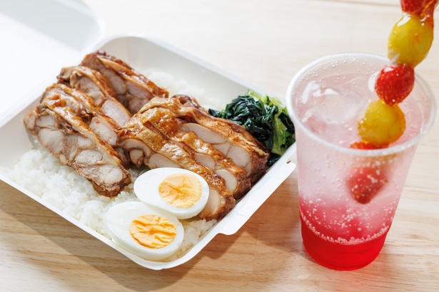 香港チキン飯ボックス フルサイズ1400円(左)とタンフルソーダ750円(右)。タンフルソーダは若い層が多く来店したことからメニューに加えたもの。フルーツ飴(タンフル)をさしたソーダは写真映えもばっちり