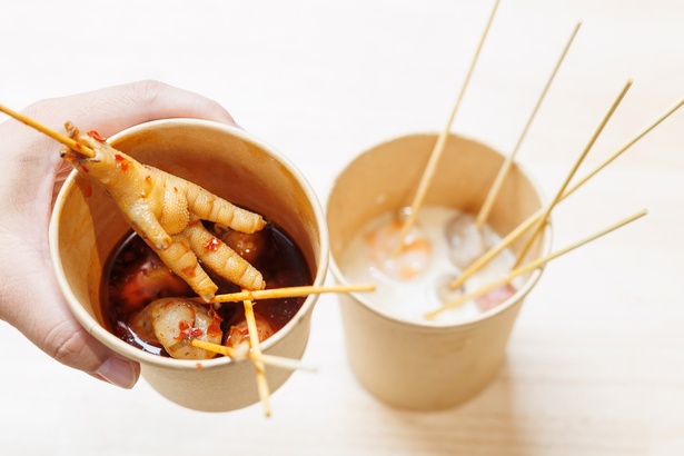 ハオハオチーの看板メニューである火鍋串のおまかせ5種盛り800円。スープは薬膳麻辣(左)と薬膳白湯(右)から選べる。お酒のおつまみにぴったり