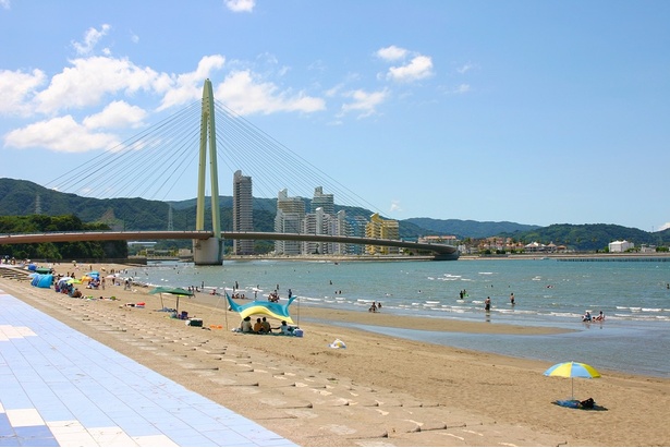 和歌山マリーナシティのすぐ近くにある浜の宮ビーチは遠浅なので、小さな子どもも安心して海水浴が楽しめる