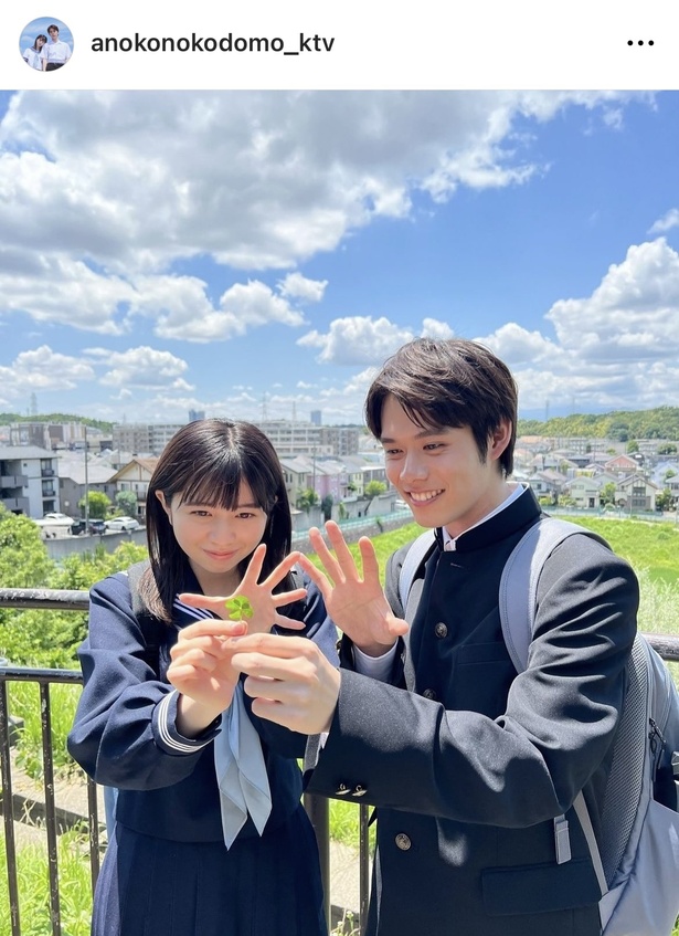 クローバーを見つめる桜田ひより＆細田佳央太