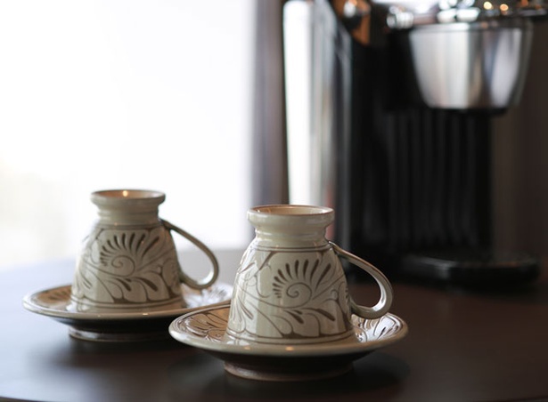 那覇の焼き物通り“壺屋”を代表する「育陶園」のコーヒーカップ