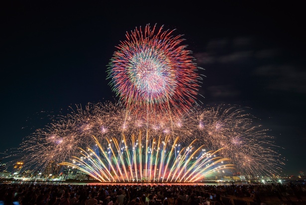 ワイドスターマインや水中打ち込み花火など、大阪らしいド派手な花火で上空が華やかに