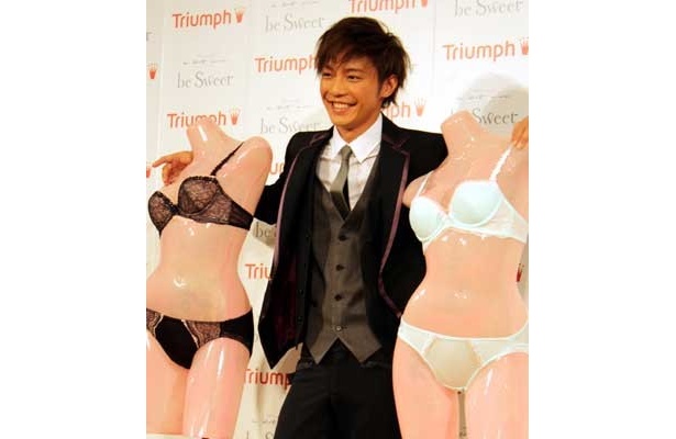 マネキンになると一転、強気になる成宮さん