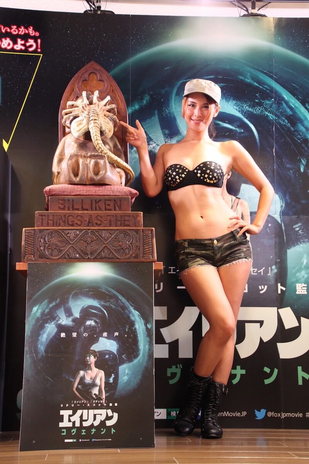 セクシーな水着姿でポーズを決める峰のりえ