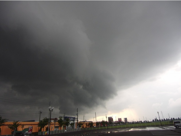 暗い雲が近づいてきたら、大雨や雷に注意しよう