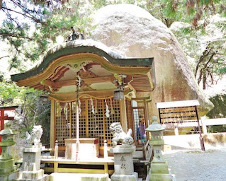 神話の巨石があるパワースポット！「磐船神社」で岩窟を潜る修行体験