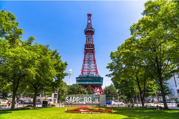 大通公園内にある高さ147.2メートルのランドマーク「さっぽろテレビ塔」