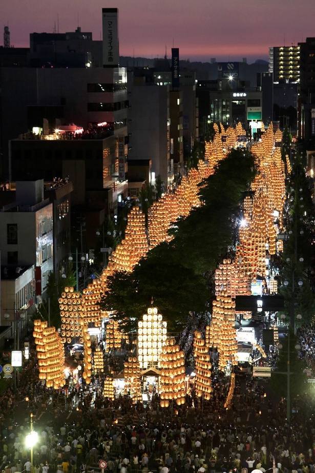 高さ12メートルの竿燈が並ぶ姿は圧巻