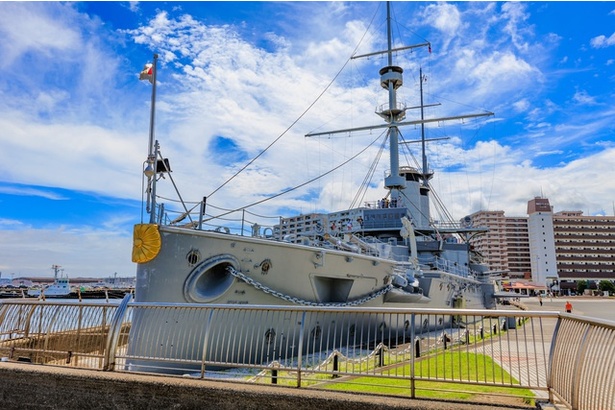 記念艦「三笠」や東郷平八郎の像で有名な三笠公園はホテルから歩いてすぐ