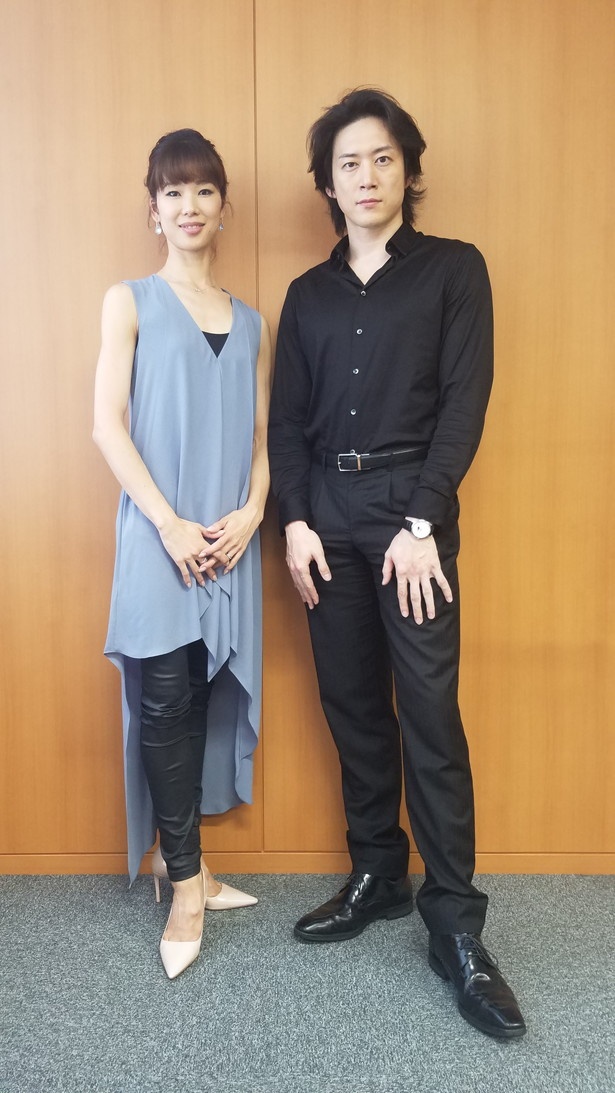 クレオパトラを演じる中村祥子(左)と、アントニウスを演じる宮尾俊太郎(右)