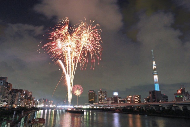 隅田川花火大会の開催に合わせた、東京スカイツリーの特別ライティング点灯とレーザーマッピングの演出にも注目だ