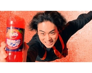菅田将暉、“ヒーローに変身”！ファンタ新CMでワイヤーアクション披露