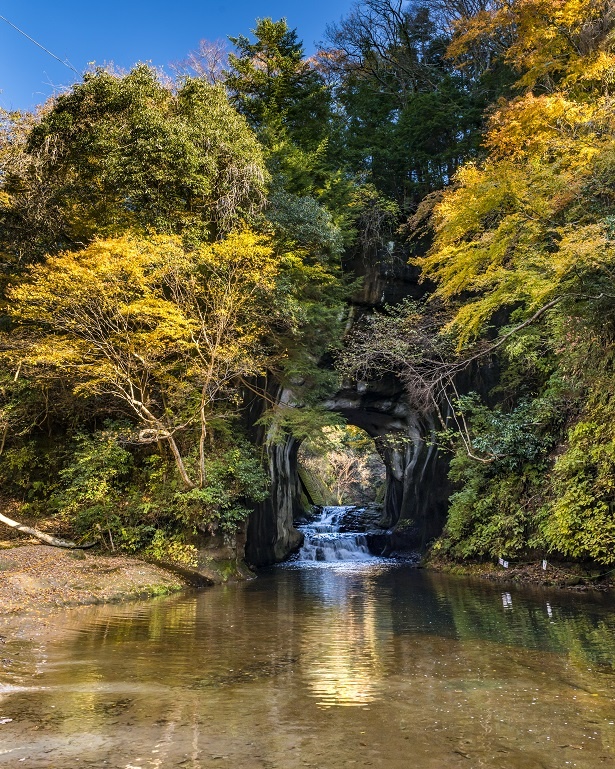 人工の洞窟内に流れる「濃溝の滝」。撮影するなら、晴天の早朝がおすすめだ