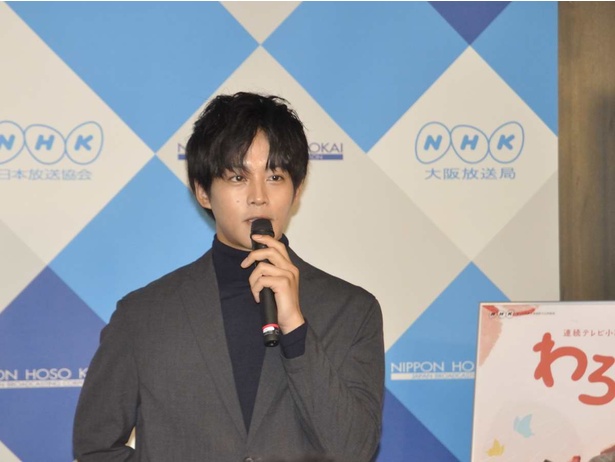 旅芸人の北村藤吉を演じる松坂桃李。「朝ドラらしい作品なので笑って楽しんでほしい」と試写を見た感想を語る