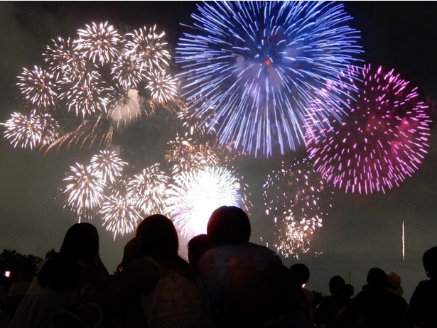 今年の夏は有料観覧席でゆったり座って花火大会を楽しもう！