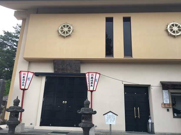 海向寺即身仏堂。二体の即身仏が祀られている