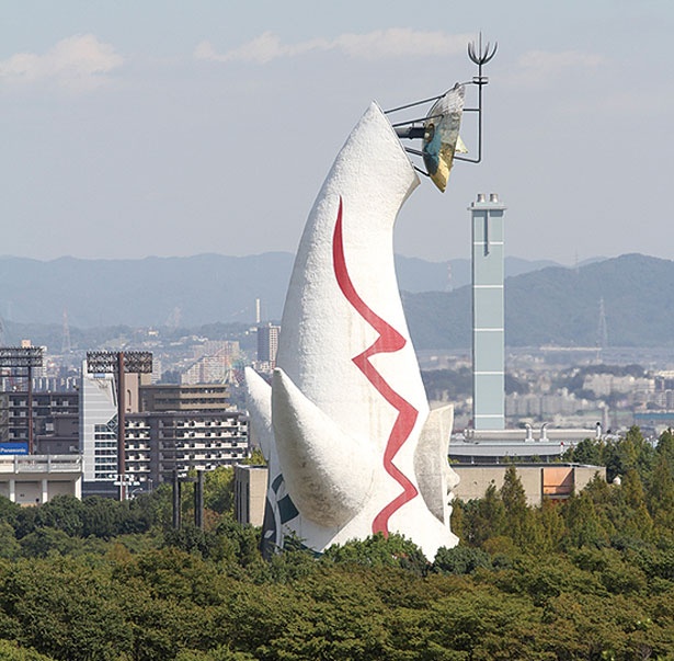 頂上から東側を向くと万博記念公園のシンボルでもある太陽の塔が見える/万博記念公園
