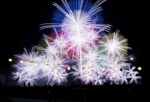 夜空を鮮やかに彩る