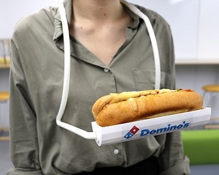 手ぶらでドミノピザが食べられる⁉マニア待望の新アイテム「ピザサンド・ホルダー」で実食