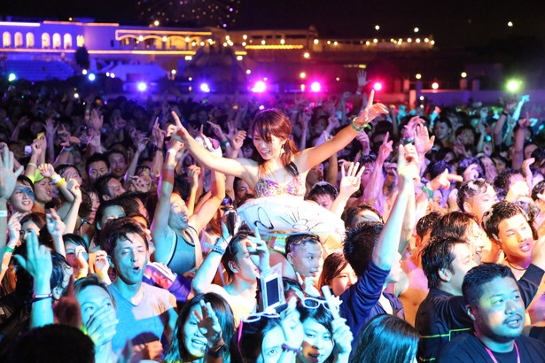 名古屋の人気クラブ「the emporium」のDJ達が会場を盛り上げる