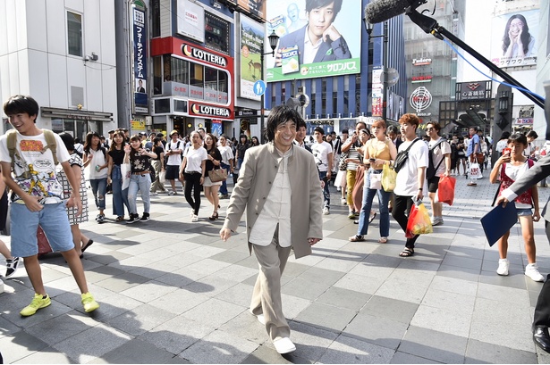 本物のジャッキーが来た!!と勘違いする人が集まり人だかりが