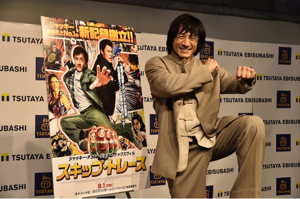 インタビュー後に決めポーズをするジャッキーちゃん