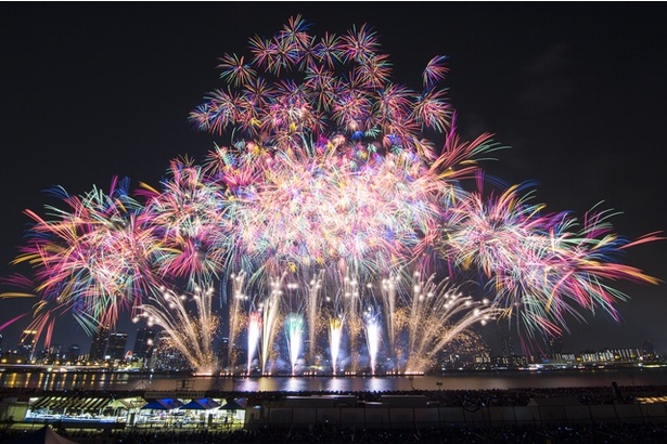 「第36回なにわ淀川花火大会」は、2024年8月3日(土)に大阪府大阪市淀川区の新御堂筋淀川鉄橋から下流、国道2号線までの淀川河川敷で開催される