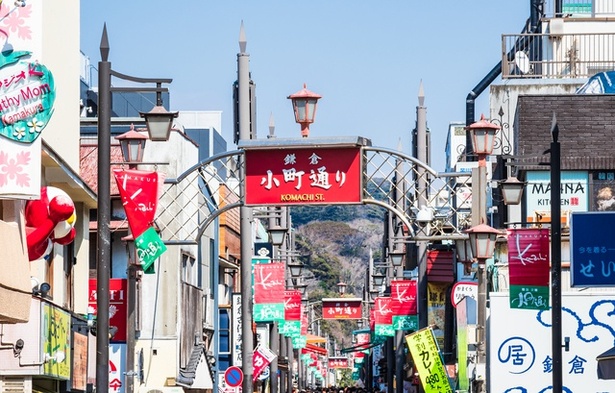 お土産やスイーツなどのお店が連なる鎌倉小町