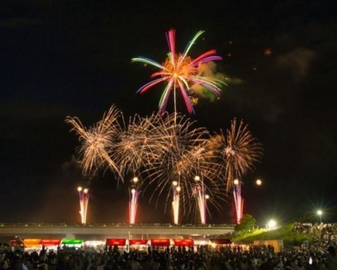 8月11日開催の「第73回亀岡平和祭保津川市民花火大会」を大迫力の特等席で！ホテルがセットの便利でお得なツアーが発売中
