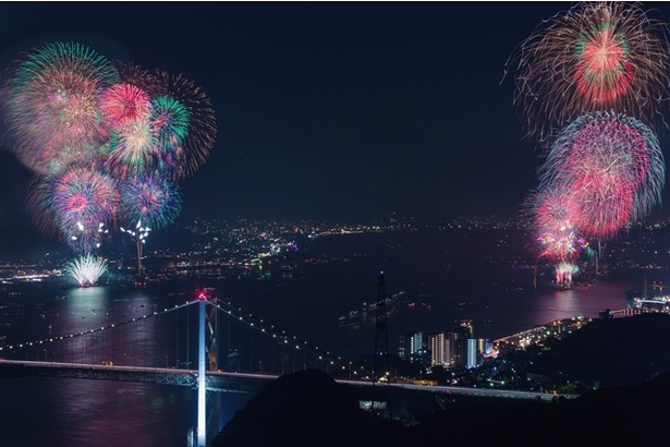 海岸からでも、山の上からでも眺められるので、花火と一緒に夜景を楽しめる