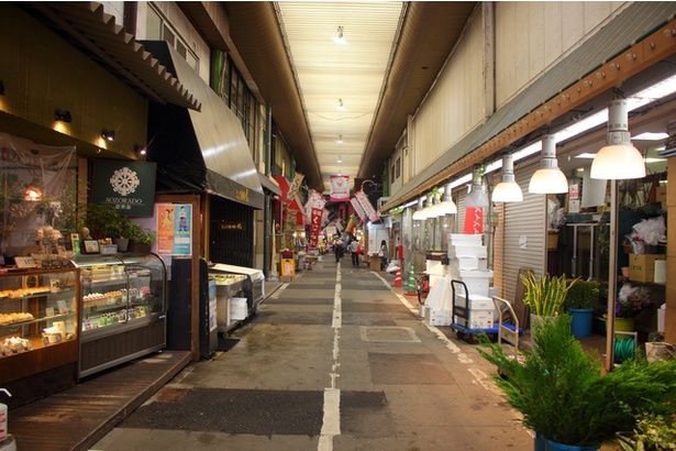 旦過市場内には鮮魚を中心に野菜、食肉、乾物、果物、かまぼこ、製菓などが並ぶ