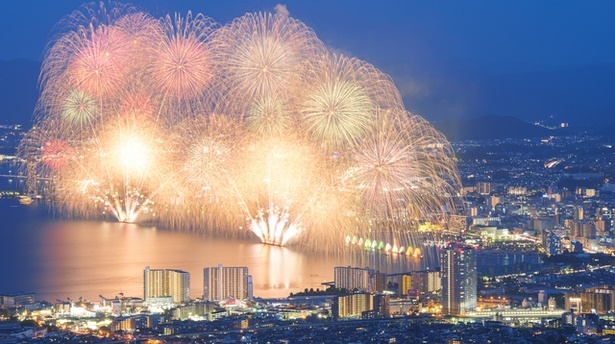 「びわ湖大花火大会」は、2024年8月8日(木)に滋賀県大津市の滋賀県営大津港沖水面一帯で開催される